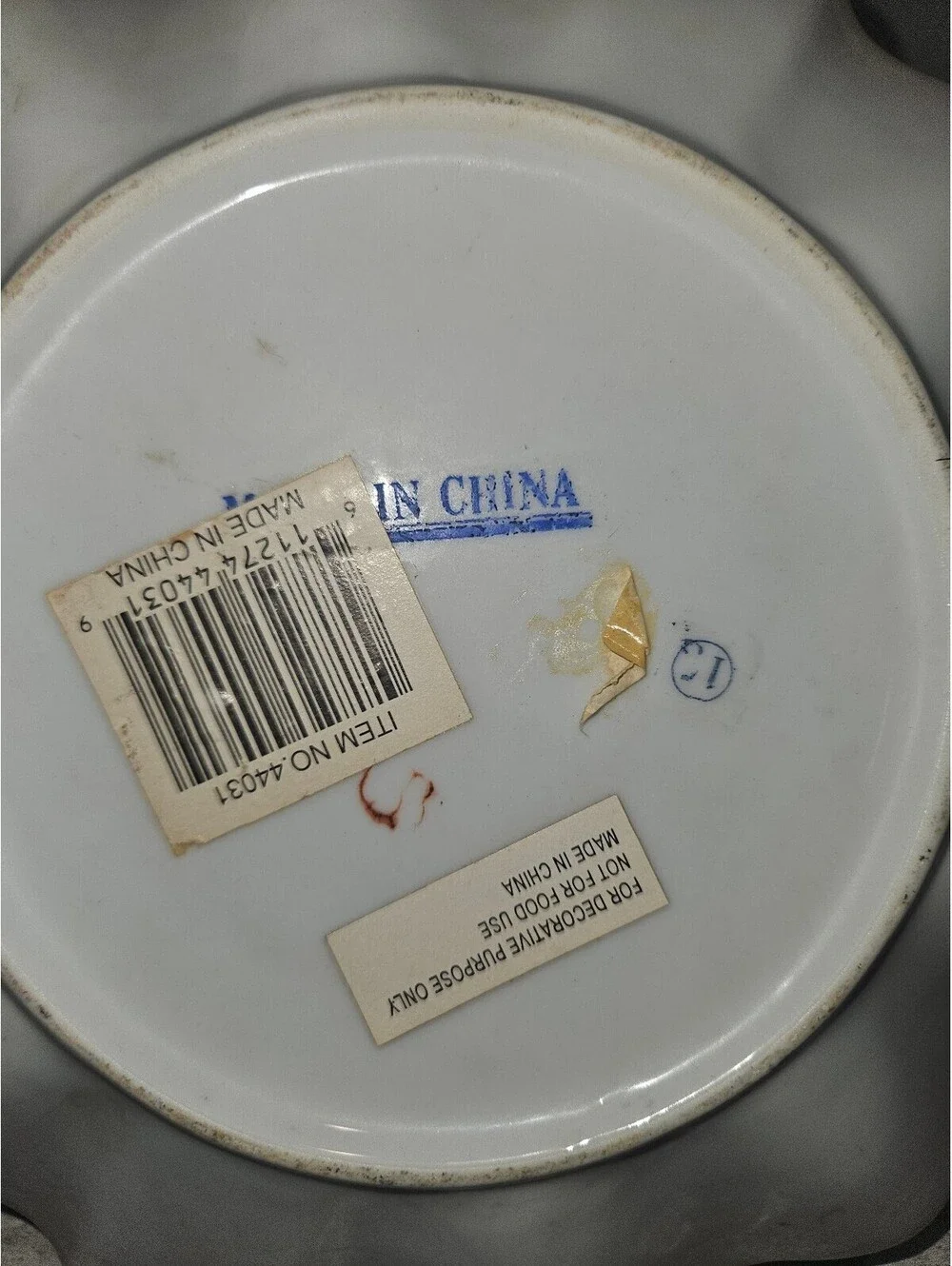 Decorative Ceramic Plate with Baroque Style Design